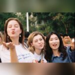 Vera Aldonina Instagram - С небольшим опозданием хочу поделиться с вами впечатлениями о своих невероятных каникулах в Китае. Это была не просто экскурсия. Наша команда школы «Интеграция XXI век» отправилась знакомиться с древнейшей культурой и современными достижениями Китайской Народной Республики. Сказать, что нас ждал тёплый приём - не сказать ничего. Тысячи ребят приветствовали нашу делегацию! Мы были в городах Чэнду и Гуанчжоу. Посетили 5 школ и 2 университета. Общались с учениками и студентами, окунулись в незнакомую ранее нам культуру и местные традиции. Китайские школьники читали произведения русских поэтов. Было очень приятно услышать в прочтении ребят стихотворение Ю. В. Друниной “Ты-рядом”. На эти стихи мой дедушка в далеком 1992-м году написал очень красивую песню под названием “Мой единственный”. В свою очередь, мы подарили музыкальный подарок на китайском, поделившись нашими первыми навыками в изучении языка. В каждой школе я исполнила одну из самых любимых в России песню “Подмосковные вечера”. Для меня было безумно трогательно и неожиданно, когда я увидела, что вместе со мной поют люди, сидящие в зале! Это так здорово, когда любят и ценят культуру твоей страны. Китай, спасибо за дружбу и за эмоции, которые останутся навсегда в моём сердце. А мы теперь с нетерпением ждём ответного визита ребят в Россию! 🇷🇺🫶🏻🇨🇳 #россия #китай #школа #russia #china #дружба #культура #chengdu #guangzhou