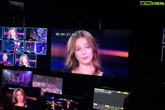 Vera Aldonina Instagram - Я хочу сказать огромное спасибо телеканалу "Россия" @tvrussia , продюсерскому центру "Вайт Медиа" @weitmedia и лично Юлии Сумачёвой @yulia_sumacheva за приглашение в потрясающий проект "Дуэты" @tvshowduets . Спасибо Николаю Баскову @nikolaibaskov и Сергею Лазареву @lazarevsergey за поддержку и добрые слова! И , конечно, огромное спасибо Саше Панайотову @panaiotov за наш дуэт, который навсегда останется в моём сердце ❤️.