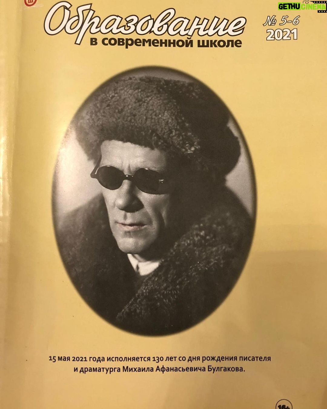 Vera Aldonina Instagram - Для меня огромная честь, что моё стихотворение "Осенний вальс" вошло в общественно-политический и научно-методический журнал «Образование в современной школе»🙏🏻🍁🍂 "Осенний вальс" Осенний вальс играют в моём сердце.
Я прохожу по залам, этажам
В надежде, что сейчас открою дверцу
И улечу к далёким берегам. В торжественном дыханьи звёздной ночи
Расправлю крылья яркие свои.
Полёт недолог. Жизнь еще короче.
Но я себе шепну: «Живи! Живи!» И попрошу светило мирозданья:
– Раскрой, пожалуйста, мне свой секрет:
Ты улыбнёшься, а в глазах страданье,
И так всегда, все сотни тысяч лет… – Поверь, дитя, звезд ярких миллионы,
Мы те, кто время чувствует душой,
Увенчаны невидимой короной,
И с непростою, звездною, судьбой. Ноябрьский на Земле подует ветер,
Начнётся жизни новая глава,
Воспоминания застынут в пируэте,
И позабудутся священные слова. Осенний клёна лист накроет с головой
Людей, разгорячённых, ярких, юных,
Дождём осенним смоет с мостовой
Воспоминания в цветах чугунных. Оставь в своей душе надежды луч,
Прими и этой осени рассвет,
Поверь, что завтра будет только лучше,
Что жизнь – любви и счастья яркий свет.