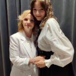 Vera Aldonina Instagram – Сегодня 1-е сентября!🍁
Я поздравляю всех с Днём знаний.🔔
А это моя любимая первая учительница – Мичкова Анна Сергеевна!