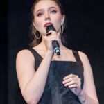 Vera Aldonina Instagram – 31-го мая состоялся Благотворительный Гала-Концерт «Браво, Артист», посвященный Международному дню защиты детей. Я с удовольствием приняла участие в качестве специального гостя с песней «Письмо с фронта».
Для меня огромная честь получить награду из рук Героя России, космонавта Елены Олеговны Серовой и члена федерального президиума Общероссийской организации « Офицеры России» Петра Николаевича Жикулина. Росси́я – Российская Федерация – Russia