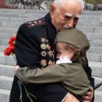 Vera Aldonina Instagram – Оплачены страшной ценою
Военных сражений года.
Но радостный праздник со мною
Был с самого детства всегда.
Я ждал его вместе со всеми,
Рассматривал вновь ордена…
И в майских парадах весенних
Другою казалась война.
И плыли над площадью флаги,
И пели солдаты в строю,
О подвигах и об отваге,
Про смерть и удачу свою.
Победа! – красивое слово!
Подарок для нас и для Вас.
Победа! – и слышится снова
Военного времени вальс.
Смотрите, идут ветераны!
Из вечности в вечность идут.
И взрослыми ставшие рано,
Они победили беду..
Забудем на время про беды
И, доблести павших верны,
Отметим величье Победы
И эхо далекой войны.
Пусть память шагает по следу,
Горит, как от ран ножевых…
— Не трогайте нашу Победу!
Оставьте её для живых!
(автор Петр Давыдов)
С Днём Великой Победы!