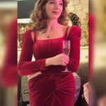 Vera Aldonina Instagram - Я хочу сказать огромное спасибо всем за поздравления и добрые пожелания. Мне безумно приятно❤️ Вчера отметили моё 17-летие в кругу самых близких и родных людей. Хотела бы поделиться с вами стихотворением, которое посвятила мне двоюродная бабушка - Антонина Васильевна Владимирова🙏🏻 Попробую и я нарисовать портрет Красавицы в ее семнадцать лет Я знаю именинницу отлично, Поэтому мой ракурс необычный. В чем необычность? В общей перспективе: В еще неясном жизненном мотиве, В таланте, что определит дорогу, И в радостях, и в девичьих тревогах. Чтоб показать, что образ мой прекрасный, Использую палитру красок разных, Ей больше яркие идут тона, Ведь родилась средь ярких звезд она. Тепло любви, разлуки темный день - Всё передаст в портрете светотень, Но главная ее черта - движенье Всё время вверх, вперед - без напряженья. Изящество красивого лица И качества отважного бойца - Как совместить то, что не совместимо, Как пережить то, что не отвратимо? Известно, что глаза - портрет души, Глаза у Веры дивно хороши! Их яркий свет и греет, и манит, Они притягивают, как магнит. Непредсказуемость, максимализм, Безудержность фантазий, артистизм, Любовь, переживания, манеры - Всё это только в одном слове - Вера! На хитрые углы я воздух расчертила, Мне кажется, что получился милым Мой осторожный юности портрет - Красавицы в ее семнадцать лет. Для радости рисунка непреложной Я показала вам в стихах лишь то, что можно, А всё, что оказалось между строчек Допишет жизнь. Раскрасит и упрочит.