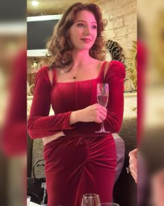 Vera Aldonina Instagram - Я хочу сказать огромное спасибо всем за поздравления и добрые пожелания. Мне безумно приятно❤️ Вчера отметили моё 17-летие в кругу самых близких и родных людей. Хотела бы поделиться с вами стихотворением, которое посвятила мне двоюродная бабушка - Антонина Васильевна Владимирова🙏🏻 Попробую и я нарисовать портрет Красавицы в ее семнадцать лет Я знаю именинницу отлично, Поэтому мой ракурс необычный. В чем необычность? В общей перспективе: В еще неясном жизненном мотиве, В таланте, что определит дорогу, И в радостях, и в девичьих тревогах. Чтоб показать, что образ мой прекрасный, Использую палитру красок разных, Ей больше яркие идут тона, Ведь родилась средь ярких звезд она. Тепло любви, разлуки темный день - Всё передаст в портрете светотень, Но главная ее черта - движенье Всё время вверх, вперед - без напряженья. Изящество красивого лица И качества отважного бойца - Как совместить то, что не совместимо, Как пережить то, что не отвратимо? Известно, что глаза - портрет души, Глаза у Веры дивно хороши! Их яркий свет и греет, и манит, Они притягивают, как магнит. Непредсказуемость, максимализм, Безудержность фантазий, артистизм, Любовь, переживания, манеры - Всё это только в одном слове - Вера! На хитрые углы я воздух расчертила, Мне кажется, что получился милым Мой осторожный юности портрет - Красавицы в ее семнадцать лет. Для радости рисунка непреложной Я показала вам в стихах лишь то, что можно, А всё, что оказалось между строчек Допишет жизнь. Раскрасит и упрочит.