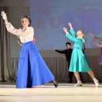 Vera Aldonina Instagram – В эту субботу в г. Сочи состоялся Международный фестиваль – конкурс детского и юношеского творчества «Арена звёзд- 2023», где моя школа «Интеграция XXI век» представила отрывок из мюзикла “Мэри Поппинс”.
Итоги подведены! ГРАН-ПРИ фестиваля – наш!
Это непередаваемые впечатления и потрясающий опыт!
В свою очередь, я была очень рада примерить на себя элегантный, аристократичный, при этом такой любящий и бескорыстный образ волшебницы Мэри Поппинс 🥰
Спасибо огромное нашей большой дружной команде и моей любимой школе! @integration21_official