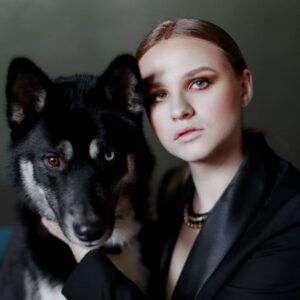Vera Kotelnikova Instagram - Недавно, благодаря супер-Алине, мы реализовали проект совместно с приютом для собак «Дубовая роща» @chetire_lapi
Как видите, чтобы в вашем доме жила роскошная собака, не нужно тратить кучу денег на ее приобретение в элитном питомнике, достаточно просто заботится.
Любовь - лучшее украшение/лекарство/чувство/мотивация/сила…нужное подчеркнуть. 

Со мной на фото мистер Гром. Он потрясающе красив. Умен, очень добрый и игривый. И воспитанный! Знает команды! Я правда не понимаю, почему он в приюте, а не на ручках. Исправить это можно, если написать сюда @takemehome_7row
#Гром_дубоваяроща7

_________
Фото:
@grebennikov_evgeniy
@itsmayonfire

Мейкап:
@oksana_muah
@gutorova.marina.muah

Любовь:
@alyschastlivay