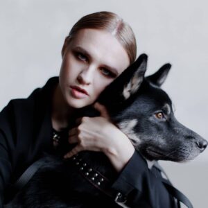 Vera Kotelnikova Instagram - Недавно, благодаря супер-Алине, мы реализовали проект совместно с приютом для собак «Дубовая роща» @chetire_lapi
Как видите, чтобы в вашем доме жила роскошная собака, не нужно тратить кучу денег на ее приобретение в элитном питомнике, достаточно просто заботится.
Любовь - лучшее украшение/лекарство/чувство/мотивация/сила…нужное подчеркнуть. 

Со мной на фото мистер Гром. Он потрясающе красив. Умен, очень добрый и игривый. И воспитанный! Знает команды! Я правда не понимаю, почему он в приюте, а не на ручках. Исправить это можно, если написать сюда @takemehome_7row
#Гром_дубоваяроща7

_________
Фото:
@grebennikov_evgeniy
@itsmayonfire

Мейкап:
@oksana_muah
@gutorova.marina.muah

Любовь:
@alyschastlivay