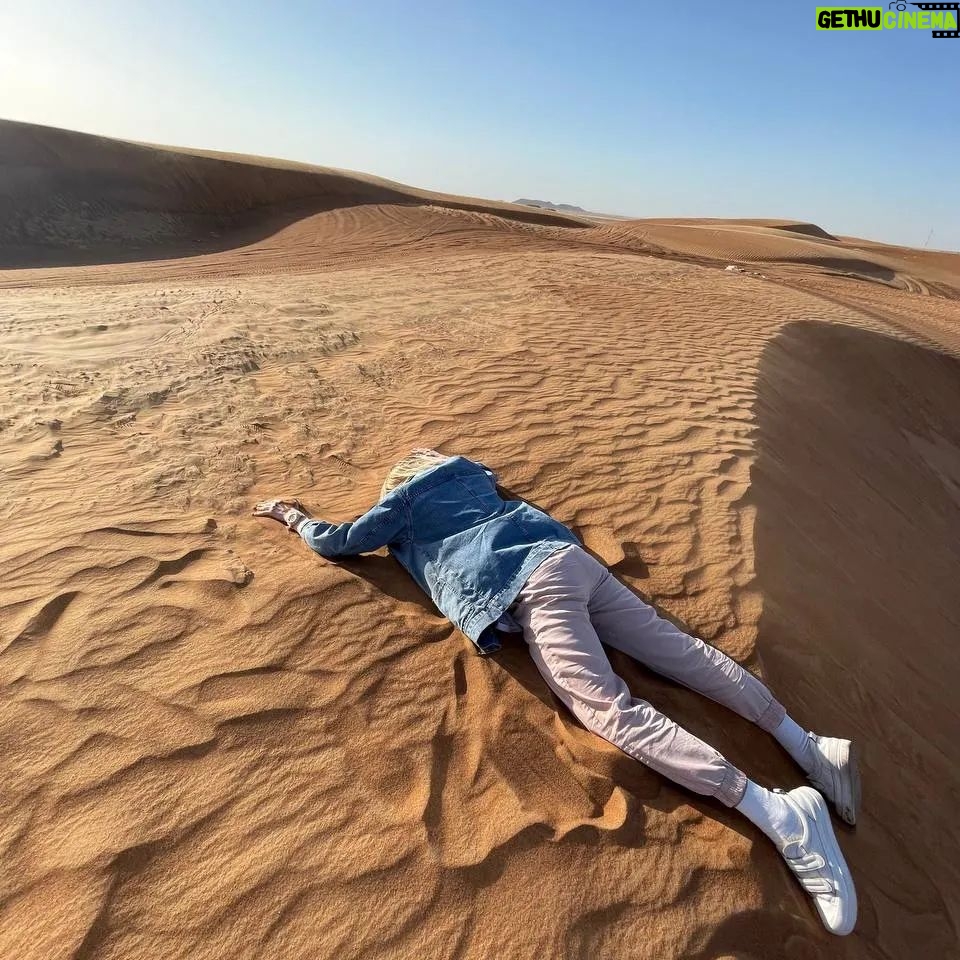 Vera Kotelnikova Instagram - -How are you? -I feel sand...