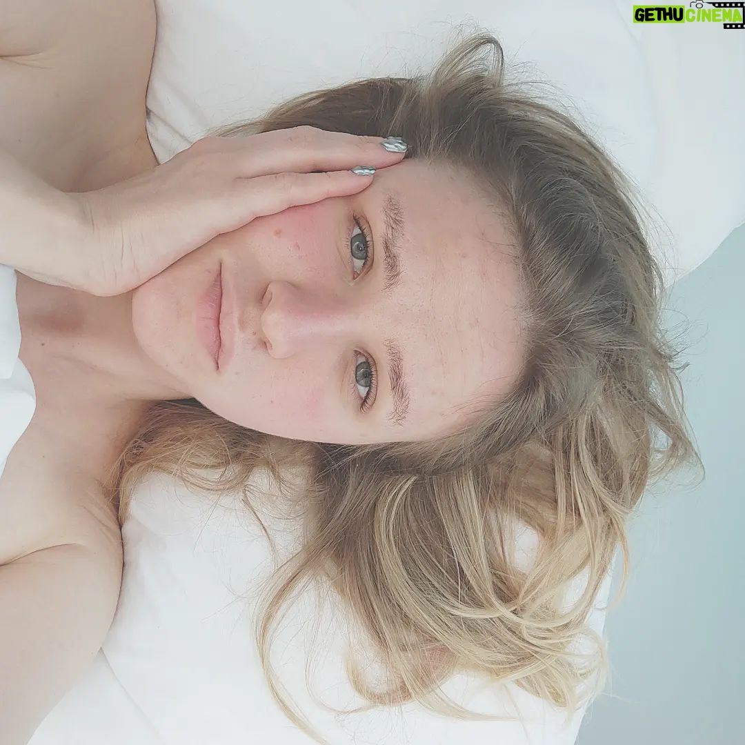 Vera Kotelnikova - 7.2K Likes - Правила жизни:
1) Носи панамку
2) Наноси спф (прям каждый день)
3) Не грузись так долго, выкладывать ли фотку в Инстаграм
4) Пей воду
Раз я использую это как дневник, то вот:
Сейчас провожу каждый день с оператором из Киева. И мне очень больно смотреть, насколько ему сейчас плохо