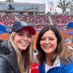 Veronica Bianchi Instagram - Se terminan los Juegos Panamericanos. Un evento deportivo más que me toca cubrir por mi profesión. Me quedo con lo gran anfitrión que fue Chile, con la pasión de nuestros deportistas, y sobre todo con el público maravilloso que copó los recintos. Pero principalmente con lo que refleja la última foto. Lo más importante es inculcar el deporte a los niños, ellos son el futuro…y si el futuro es con deporte como parte de la vida…estoy segura que va a ser mucho mejor! Grande Chile, grandes nuestros deportistas. Me llena de orgullo que tanta gente los apoye, que esto no se corte! Que sea un cambio de mentalidad, para siempre! Lo único que cambiaría, es que me hubiese gustado cubrir los Juegos desde los lugares de competencia, pero bueno. Para la próx🫠🇨🇱📺