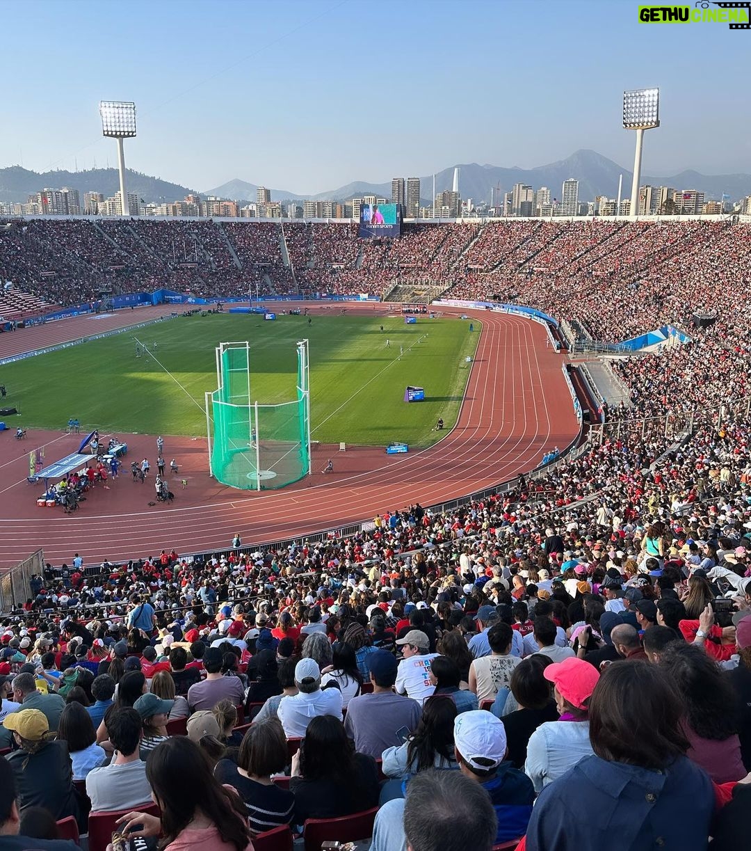 Veronica Bianchi Instagram - Se terminan los Juegos Panamericanos. Un evento deportivo más que me toca cubrir por mi profesión. Me quedo con lo gran anfitrión que fue Chile, con la pasión de nuestros deportistas, y sobre todo con el público maravilloso que copó los recintos. Pero principalmente con lo que refleja la última foto. Lo más importante es inculcar el deporte a los niños, ellos son el futuro…y si el futuro es con deporte como parte de la vida…estoy segura que va a ser mucho mejor! Grande Chile, grandes nuestros deportistas. Me llena de orgullo que tanta gente los apoye, que esto no se corte! Que sea un cambio de mentalidad, para siempre! Lo único que cambiaría, es que me hubiese gustado cubrir los Juegos desde los lugares de competencia, pero bueno. Para la próx🫠🇨🇱📺