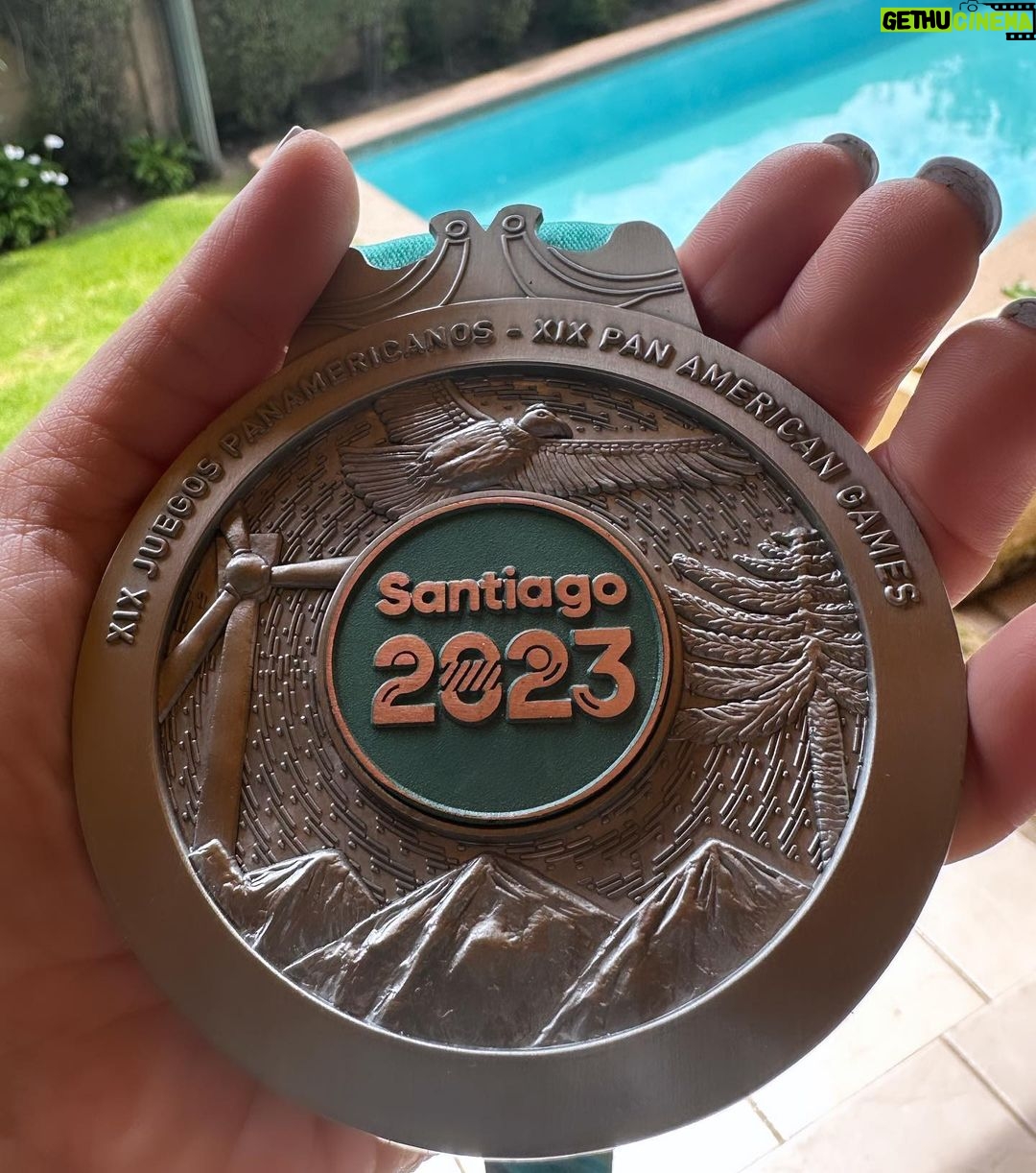 Veronica Bianchi Instagram - Se terminan los Juegos Panamericanos. Un evento deportivo más que me toca cubrir por mi profesión. Me quedo con lo gran anfitrión que fue Chile, con la pasión de nuestros deportistas, y sobre todo con el público maravilloso que copó los recintos. Pero principalmente con lo que refleja la última foto. Lo más importante es inculcar el deporte a los niños, ellos son el futuro…y si el futuro es con deporte como parte de la vida…estoy segura que va a ser mucho mejor! Grande Chile, grandes nuestros deportistas. Me llena de orgullo que tanta gente los apoye, que esto no se corte! Que sea un cambio de mentalidad, para siempre! Lo único que cambiaría, es que me hubiese gustado cubrir los Juegos desde los lugares de competencia, pero bueno. Para la próx🫠🇨🇱📺