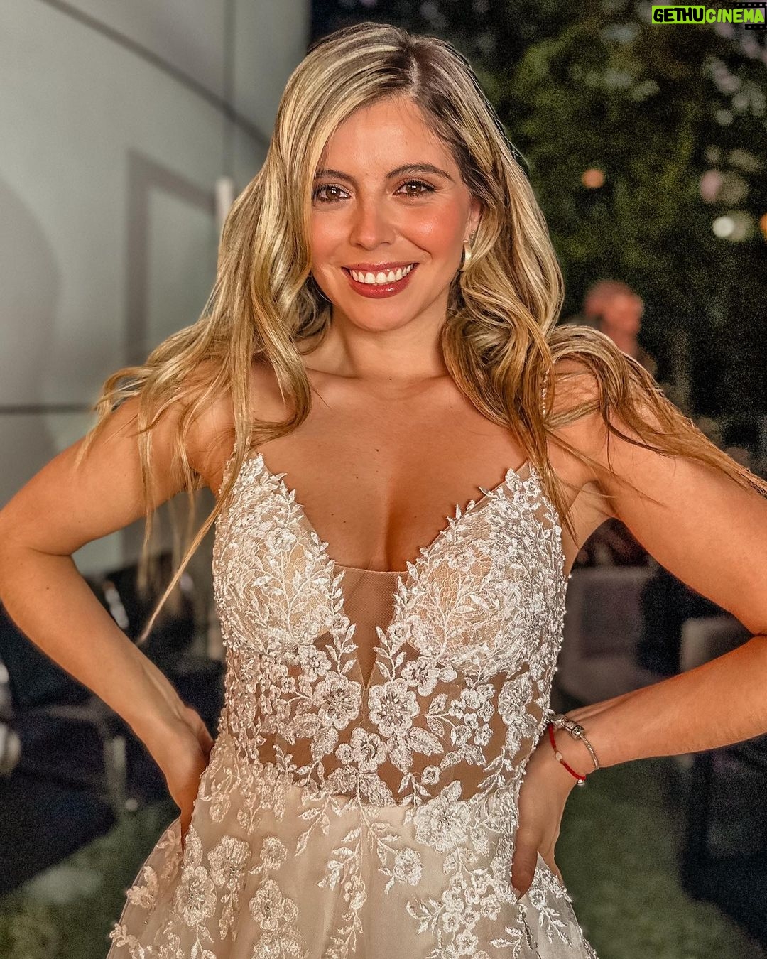 Veronica Bianchi Instagram - #CásateConLaCausa hermosa iniciativa para juntar fondos para la Fundación del Cáncer, en el mes del #CancerDeMama Gracias @nevadanovias por la invitación! Un honor desfilar en esa pasarela🤍🩷