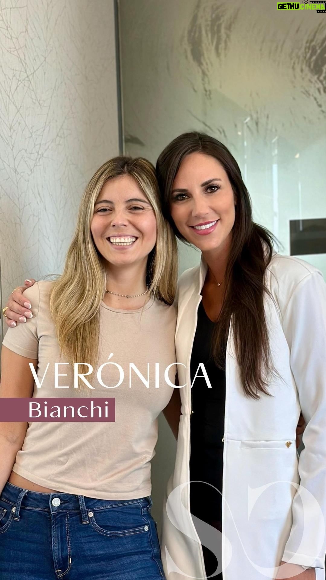 Veronica Bianchi Instagram - Cuando nos visita nuestra querida @verobianchi89 Tremenda periodista deportiva y presentadora de TV!! 🔝📸😍🤩 Muchas gracias por tu confianza siempre!! . . PUEDES AGENDAR TU HORA: 💌 www.drasofiacalcagni.cl 📲 +569 40023811 📩 clinica@drasofiacalcagni.cl 📍Avenida Presidente Kennedy 7100, oficina 601. Vitacura 📍Reñaca Norte 25, oficina 504. Reñaca Te esperamos 😉 . . . #drasofiacalcagni #estética #esthetics #aesthetic #salud #estéticafacial #rejuvenecimientofacial #armonizacionfacial #belleza #beauty #antiage #botox #botoxchile #toxinabotulínica #acidohialuronico #fillers #dermafillers #labios #rellenolabial #lips #beautytips #hilostensores #medicinaestetica #harmony #bioestimuladores #bioestimuladoresdecolágeno #rinomodelación #skincare Av Presidente Kennedy 7100