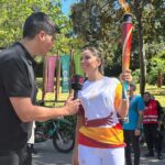 Veronica Bianchi Instagram - Nunca imaginé que viviría algo tan emocionante. Para una amante del deporte como yo, llevar la antorcha panamericana es realmente un honor. Gracias equipo, gracias @tntsportscl y desde MAÑANA ya empezamos con las transmisiones @santiago2023oficial ⚾️🧢