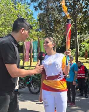 Veronica Bianchi Instagram - Nunca imaginé que viviría algo tan emocionante. Para una amante del deporte como yo, llevar la antorcha panamericana es realmente un honor. Gracias equipo, gracias @tntsportscl y desde MAÑANA ya empezamos con las transmisiones @santiago2023oficial ⚾️🧢