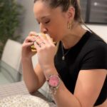 Veronica Bianchi Instagram - Amigos! Hoy salí del canal con ganas de comer rico y además tenía una pijamada con una amiga. Pensé que la iba a sorprender con cosas ricas de @mcdonalds_cl pero la que me sorprendió fue ella…con este tremendo hack! Habían visto algo así? Me quedó gustando esto de inventar hacks, qué cosa más buena! Ustedes, qué hack tienen en mente? #MiHackMCD