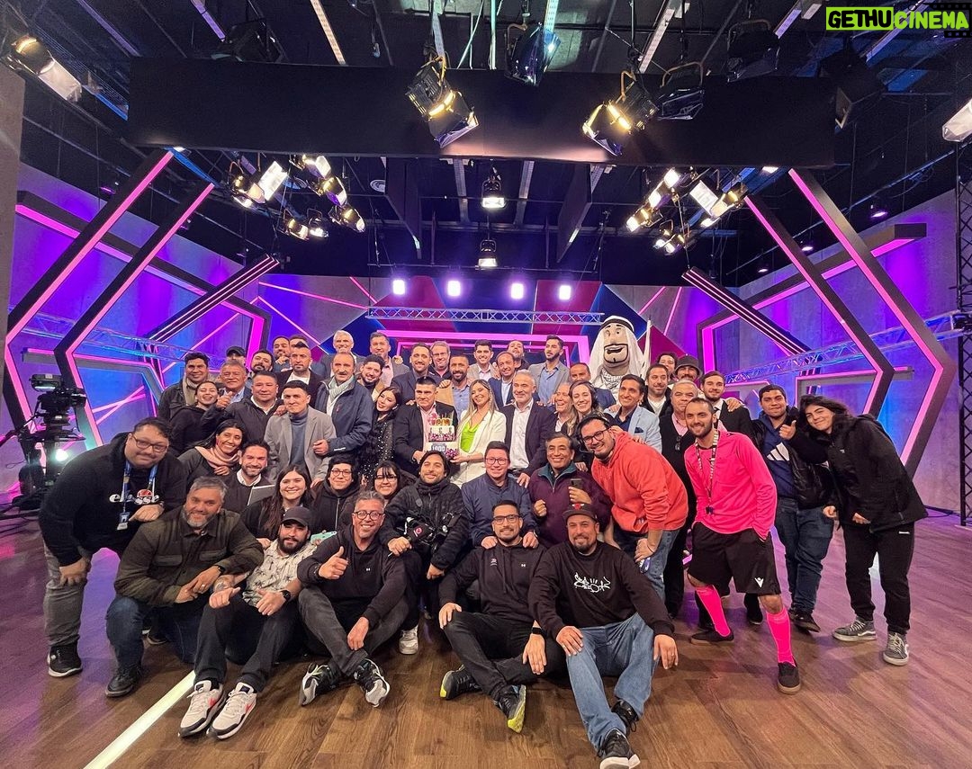 Veronica Bianchi Instagram - Foto 1: un EQUIPO que cumple 1000 programas al aire. Éxito rotundo!🎥 Foto 2: una periodista siendo feliz en su pega🎤 Foto 3: el hombre que arma día a día mis #outfits con mucho cariño y estilo!🥰 Foto 4: un grupo de fanáticos del fútbol que sale en pantalla opinando, analizando, y a veces tirando la talla😅 TST1000 capítulos. Más que cantidad, es calidad😉 Gracias @tntsportscl TNT Sports Chile
