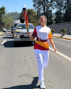 Veronica Bianchi Instagram - Nunca imaginé que viviría algo tan emocionante. Para una amante del deporte como yo, llevar la antorcha panamericana es realmente un honor. Gracias equipo, gracias @tntsportscl y desde MAÑANA ya empezamos con las transmisiones @santiago2023oficial ⚾️🧢