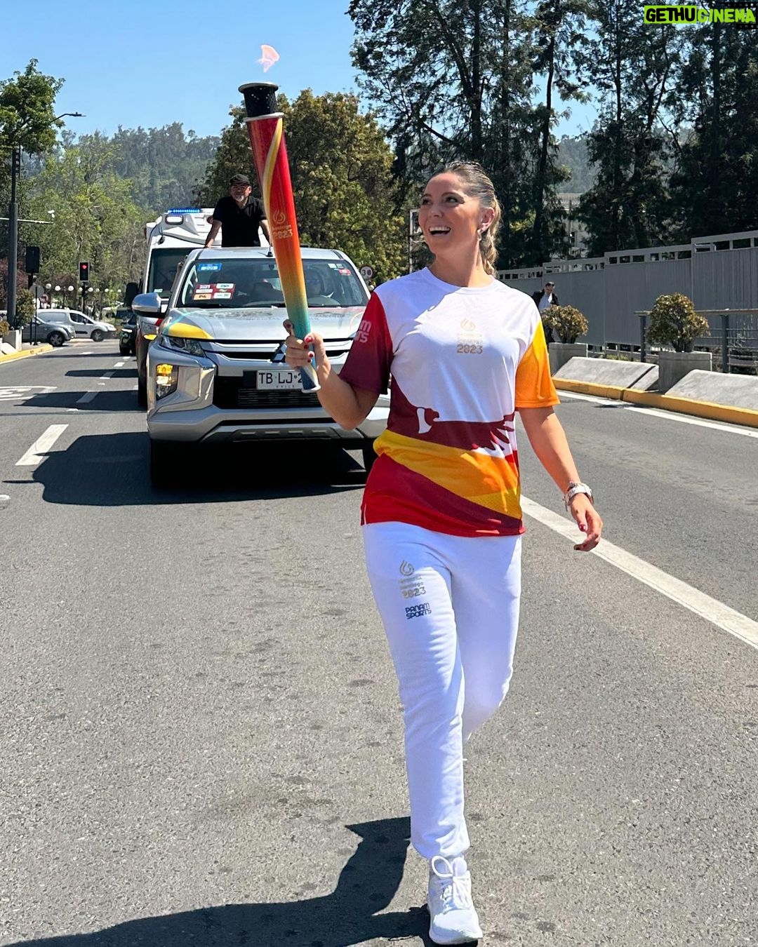 Veronica Bianchi - 17.6K Likes - Nunca imaginé que viviría algo tan emocionante. Para una amante del deporte como yo, llevar la antorcha panamericana es realmente un honor. Gracias equipo, gracias @tntsportscl y desde MAÑANA ya empezamos con las transmisiones @santiago2023oficial ⚾️🧢