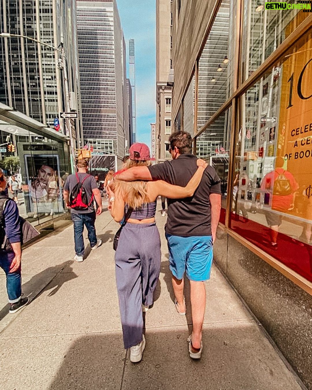 Veronica Bianchi Instagram - Y después de un tiempo…por fin pude venir a buscar mis cosas y despedirme de un lugar que me dio tanto! Siempre #NYC será un buen recuerdo para mí! Estudio, amor, proyectos, sueños. Lugar inolvidable por siempre! ❤️ New York City, NY