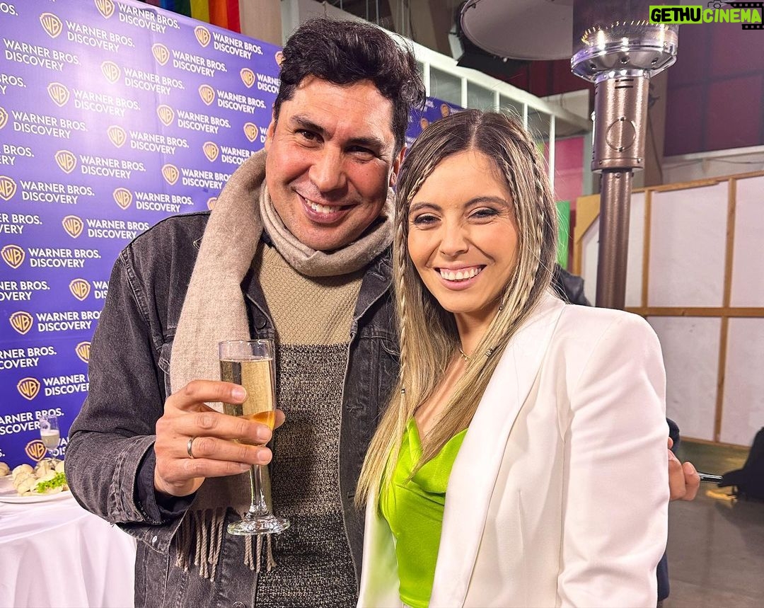 Veronica Bianchi Instagram - Foto 1: un EQUIPO que cumple 1000 programas al aire. Éxito rotundo!🎥 Foto 2: una periodista siendo feliz en su pega🎤 Foto 3: el hombre que arma día a día mis #outfits con mucho cariño y estilo!🥰 Foto 4: un grupo de fanáticos del fútbol que sale en pantalla opinando, analizando, y a veces tirando la talla😅 TST1000 capítulos. Más que cantidad, es calidad😉 Gracias @tntsportscl TNT Sports Chile