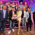 Veronica Bianchi Instagram - Foto 1: un EQUIPO que cumple 1000 programas al aire. Éxito rotundo!🎥 Foto 2: una periodista siendo feliz en su pega🎤 Foto 3: el hombre que arma día a día mis #outfits con mucho cariño y estilo!🥰 Foto 4: un grupo de fanáticos del fútbol que sale en pantalla opinando, analizando, y a veces tirando la talla😅 TST1000 capítulos. Más que cantidad, es calidad😉 Gracias @tntsportscl TNT Sports Chile