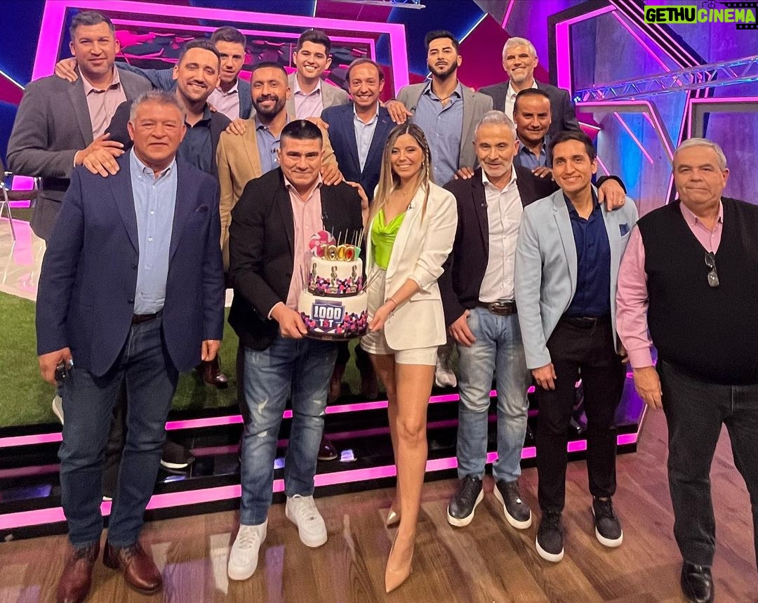 Veronica Bianchi Instagram - Foto 1: un EQUIPO que cumple 1000 programas al aire. Éxito rotundo!🎥 Foto 2: una periodista siendo feliz en su pega🎤 Foto 3: el hombre que arma día a día mis #outfits con mucho cariño y estilo!🥰 Foto 4: un grupo de fanáticos del fútbol que sale en pantalla opinando, analizando, y a veces tirando la talla😅 TST1000 capítulos. Más que cantidad, es calidad😉 Gracias @tntsportscl TNT Sports Chile