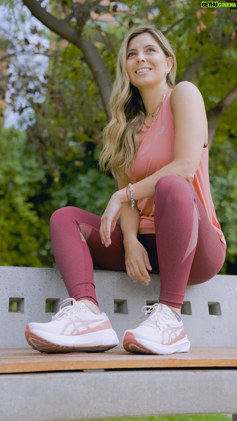 Veronica Bianchi Instagram - Mis días no serían nada sin la energía que me da el deporte y por eso me gusta probar nuevas herramientas que me ayuden a mejorar (sí, soy exigente😊) Hoy probé las #GELKAYANO30 de @asicschile y la experiencia fue increíble. Aquí, un resumen de cómo se siente usarlas😍