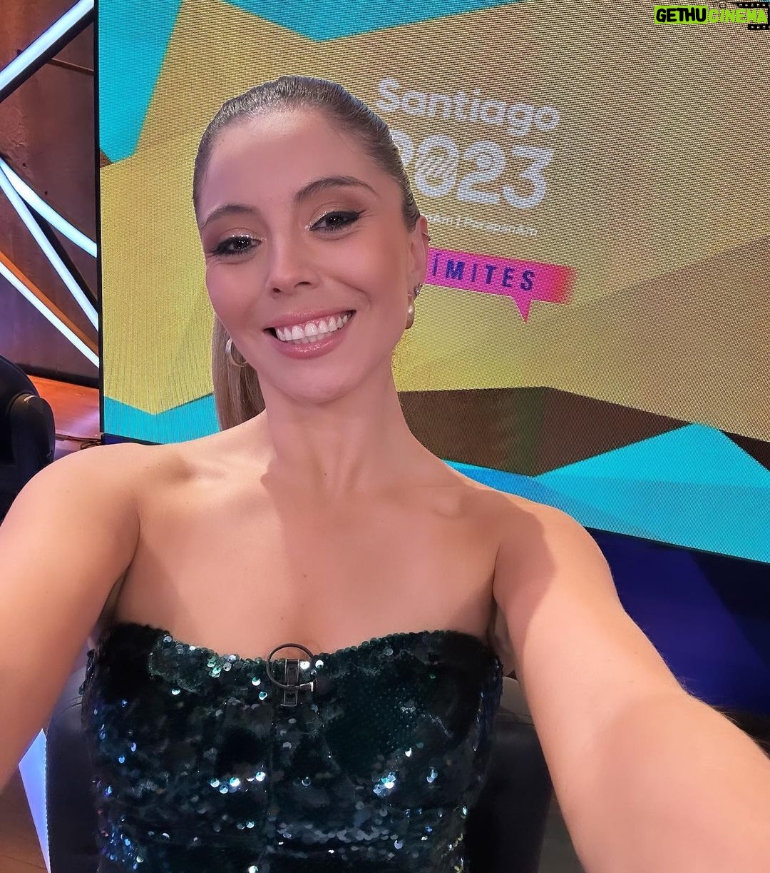 Veronica Bianchi Instagram - Se terminan los Juegos Panamericanos. Un evento deportivo más que me toca cubrir por mi profesión. Me quedo con lo gran anfitrión que fue Chile, con la pasión de nuestros deportistas, y sobre todo con el público maravilloso que copó los recintos. Pero principalmente con lo que refleja la última foto. Lo más importante es inculcar el deporte a los niños, ellos son el futuro…y si el futuro es con deporte como parte de la vida…estoy segura que va a ser mucho mejor! Grande Chile, grandes nuestros deportistas. Me llena de orgullo que tanta gente los apoye, que esto no se corte! Que sea un cambio de mentalidad, para siempre! Lo único que cambiaría, es que me hubiese gustado cubrir los Juegos desde los lugares de competencia, pero bueno. Para la próx🫠🇨🇱📺