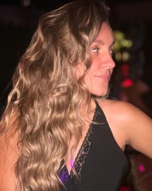 Veronica Bianchi Instagram - Tenía pendiente este post de agradecimiento a estas mujerazas! Me hicieron pasar un finde inolvidable, único, y de carcajadas extremas. Realmente me sorprendieron, gracias por tanto amor!…y fiesta!❤️🙄🪩👰🏻