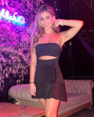 Veronica Bianchi Instagram - Tenía pendiente este post de agradecimiento a estas mujerazas! Me hicieron pasar un finde inolvidable, único, y de carcajadas extremas. Realmente me sorprendieron, gracias por tanto amor!…y fiesta!❤️🙄🪩👰🏻