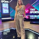 Veronica Bianchi Instagram - Cuando pensé que mi finde había sido muy bueno, me di cuenta que siempre puede ser mejor. Acá, cerrando el domingo con Aldo (que no quiso ser menos) mostrando sus CALZONCILLOS. 📺Hacemos Goles⚽️, el estelar de la fecha…por @tntsportscl Qué bueno se puso el torneo!!! 👏🏻👏🏻👏🏻👏🏻 TNT Sports Chile