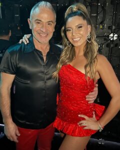 Veronica Bianchi Instagram - Teletón 2023! Dejamos todo en la pista de baile con mi querido Juvendance! Comprometidos con esta enorme y hermosa causa @teleton_chile en representación de @tntsportscl Gracias a todos los que se quedaron despiertos para apoyarnos. El baile no es lo nuestro (quedó claro, no?😅) y pusimos el ❤️ en La Bachata! Agradecida de tener un partner que se tomó este desafío tan en serio, como todo lo que hacemos! @juvenal.olmos También, de los coreógrafos Felipe y Claudia, que sabiendo nuestras limitaciones, trataron de que se note lo menos posible🕺🏼💃🏻 Y por supuesto a mi querido Arturo @vestuarista.cl que como SIEMPRE se encargó de buscarnos el mejor look para que brillemos! Los quiero a todos, porque desde su lugar, aportaron a esta noble causa ❤️
