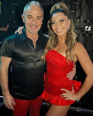 Veronica Bianchi Instagram - Teletón 2023!
Dejamos todo en la pista de baile con mi querido Juvendance! 
Comprometidos con esta enorme y hermosa causa @teleton_chile en representación de @tntsportscl 
Gracias a todos los que se quedaron despiertos para apoyarnos. El baile no es lo nuestro (quedó claro, no?😅) y pusimos el ❤️ en La Bachata! 
Agradecida de tener un partner que se tomó este desafío tan en serio, como todo lo que hacemos! @juvenal.olmos 
También, de los coreógrafos Felipe y Claudia, que sabiendo nuestras limitaciones, trataron de que se note lo menos posible🕺🏼💃🏻
Y por supuesto a mi querido Arturo @vestuarista.cl que como SIEMPRE se encargó de buscarnos el mejor look para que brillemos!
Los quiero a todos, porque desde su lugar, aportaron a esta noble causa ❤️