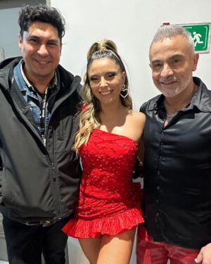 Veronica Bianchi Instagram - Teletón 2023!
Dejamos todo en la pista de baile con mi querido Juvendance! 
Comprometidos con esta enorme y hermosa causa @teleton_chile en representación de @tntsportscl 
Gracias a todos los que se quedaron despiertos para apoyarnos. El baile no es lo nuestro (quedó claro, no?😅) y pusimos el ❤️ en La Bachata! 
Agradecida de tener un partner que se tomó este desafío tan en serio, como todo lo que hacemos! @juvenal.olmos 
También, de los coreógrafos Felipe y Claudia, que sabiendo nuestras limitaciones, trataron de que se note lo menos posible🕺🏼💃🏻
Y por supuesto a mi querido Arturo @vestuarista.cl que como SIEMPRE se encargó de buscarnos el mejor look para que brillemos!
Los quiero a todos, porque desde su lugar, aportaron a esta noble causa ❤️
