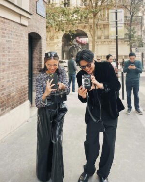 Veronica Ngo Instagram - Say cheeeseee 📸 

Các bạn gặp 2 đứa ngoài đường thì cứ xin tấm hình nhen. 
v&h sẽ chụp cho 🤳😋

Tấm này chụp em @levietbu_  nè