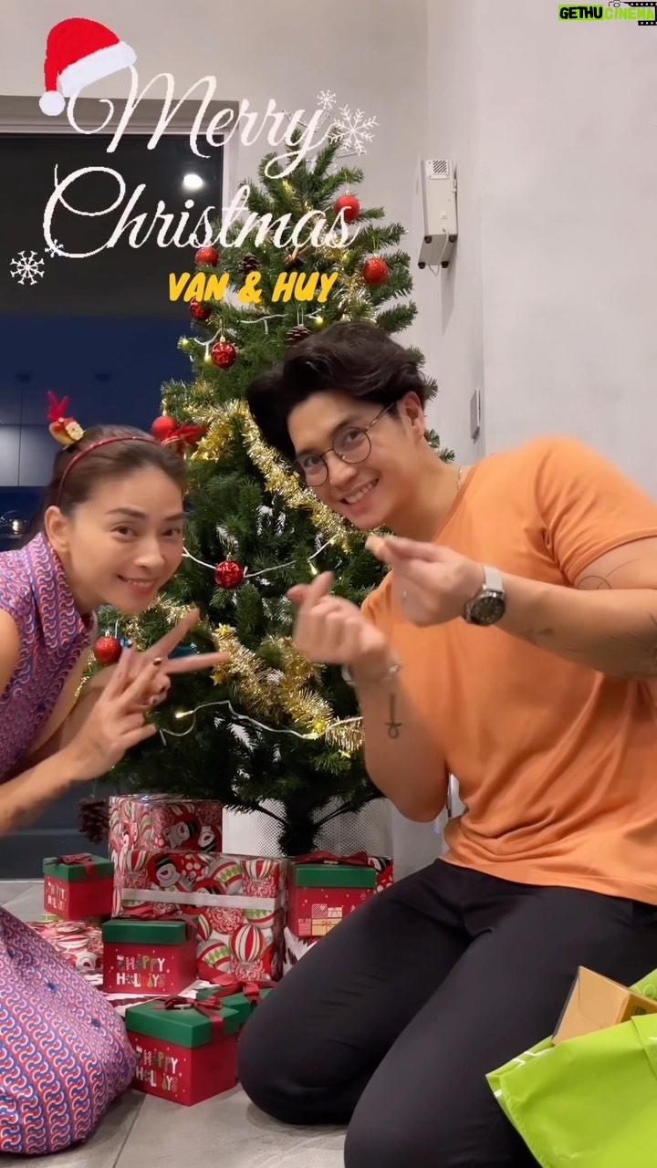 Veronica Ngo Instagram - a merry Christmas to everyone! From Veronica & Huy ♥️🎅🏼 Ho Chi Minh City, Vietnam