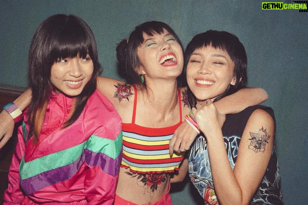 Veronica Ngo Instagram - My girls ! Nhưng Hoa Cúc Dại trong đêm … #premier 29/12