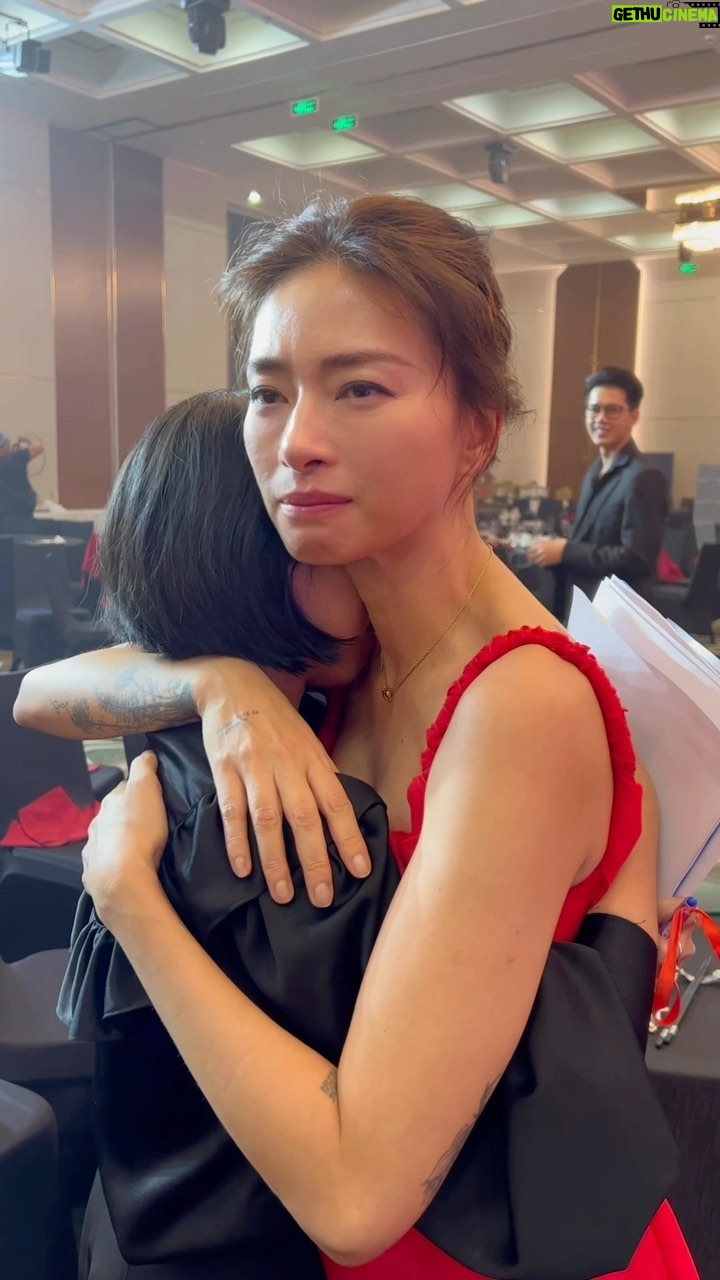 Veronica Ngo Instagram - Scar of Life 10/ Vết Sẹo Cuộc Đời 10 - Recap Tổng kết ngày sự kiện Vết sẹo của hai đứa từ sáng đến tối. Chạy vắt giò lên cổ để làm hết từ A đến Z. Hụt hơi luôn mọi người ơi. Mà kết quả thì tuyệt vời nên hai đứa rất là hạnh phúc. Thương vợ đến cuối là chỉ còn chân không mà đi về thôi… ❤️🥰 @heartbeat_vietnam