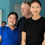 Veronica Ngo Instagram - Đợt về Trà Vinh này thật đặc biệt khi Vân được đồng hành cùng đoàn Nhịp tim Việt Nam xuống khám sàng lọc tim bẩm sinh cho các em nhỏ ở quê nhà của mình vào ngày 7 và 8/9 này. Lần này đoàn đã đến khám cho các em nhỏ ở các trường mầm non và tiểu học ở huyện Tiểu Cần, huyện Cầu Ngang, huyện Châu Thành, và đặc biệt có cả huyện Cầu Kè nơi Vân đã sinh ra và lớn lên. Thương lắm và rất mừng khi thấy trẻ con quê mình được khám tim miễn phí, giúp bảo vệ trái tim của các con. Nhớ lại những ngày tuổi thơ cơ cực thiếu thốn đủ thứ, mình càng cảm thấy hạnh phúc khi giờ đây đã có rất nhiều tấm lòng hảo tâm đang đồng hành để các con được chăm sóc sức khỏe và có được tương lai tốt đẹp hơn. Trong 2 ngày, đoàn khám cho hơn 2300 em bé và kịp thời phát hiện ra 3 ca mắc bệnh tim bẩm sinh, trong đó có 2 ca có chỉ định phẫu thuật và đang được hướng dẫn làm hồ sơ để các con sớm được phẫu thuật. Mong rằng mọi người sẽ cùng tiếp tục ủng hộ Vân và Nhịp tim Việt Nam để sớm tìm lại nhịp tim khỏe mạnh cho các con. Không chỉ ở Trà Vinh, Nhịp tim Việt Nam sẽ tiếp tục rong ruổi khắp các tỉnh thành để tìm kiếm và mang cơ hội chữa lành trái tim đến với những em nhỏ có hoàn cảnh khó khăn trên khắp mọi miền đất nước. Vân xin chân thành cảm ơn Hội Bảo trợ Người khuyết tật và Nạn nhân chất độc da cam/dioxin tỉnh Trà Vinh đã tạo điều kiện cho đoàn khám sàng lọc được về tỉnh nhà để khám tim cho các con. Cảm ơn các y bác sĩ của bệnh viện Tim Tâm Đức và đội ngũ khám sàng lọc tim của VinaCapital Foundation và Nhịp tim Việt Nam đã đồng hành cùng các con ở Trà Vinh trong 2 ngày vừa qua.