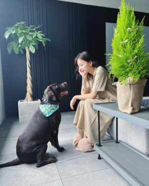 Veronica Ngo Instagram - The holiday spirit is here 🌲❤️
#withyoda