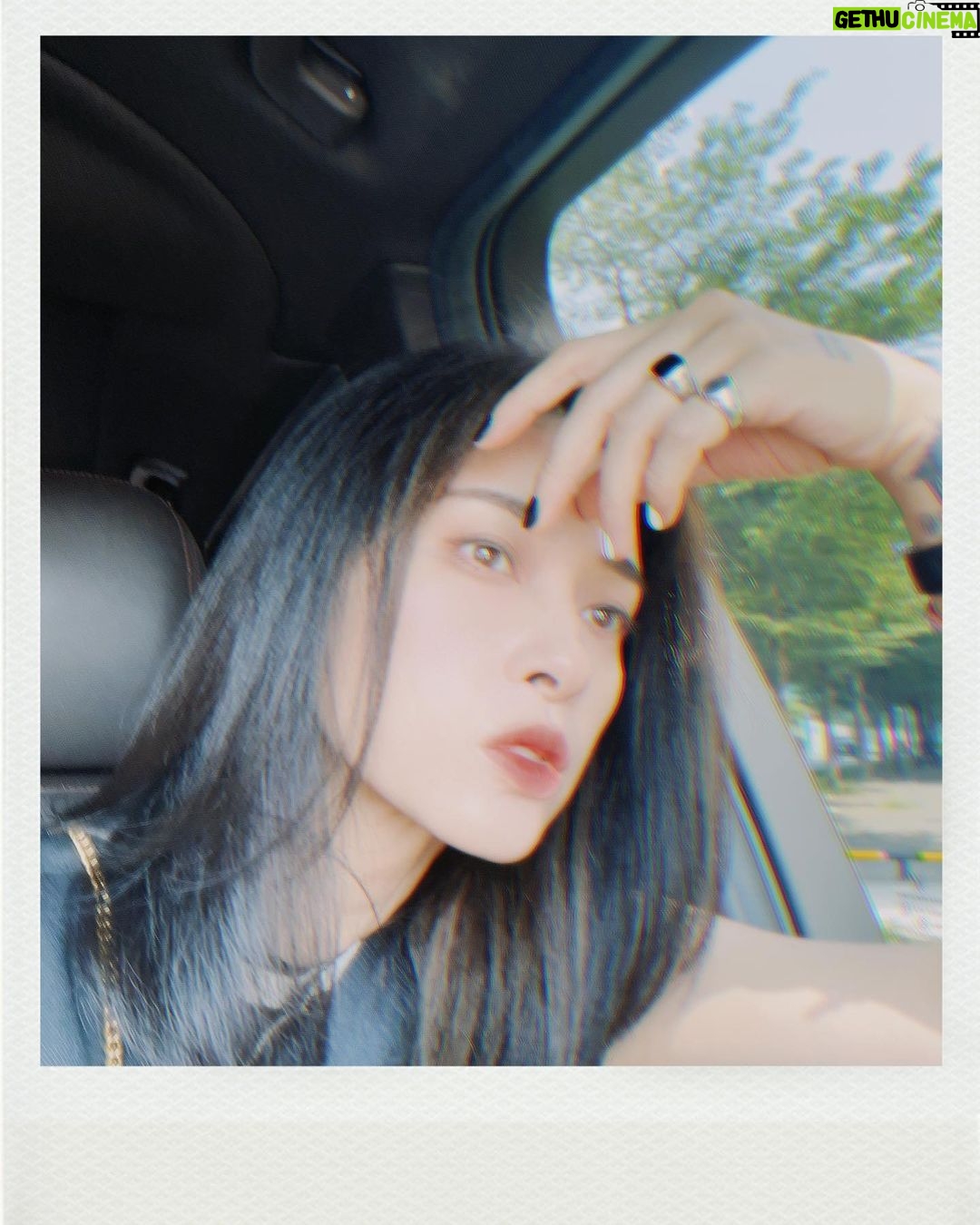 Veronica Ngo Instagram - Nhìn những mùa thu đi 🍁