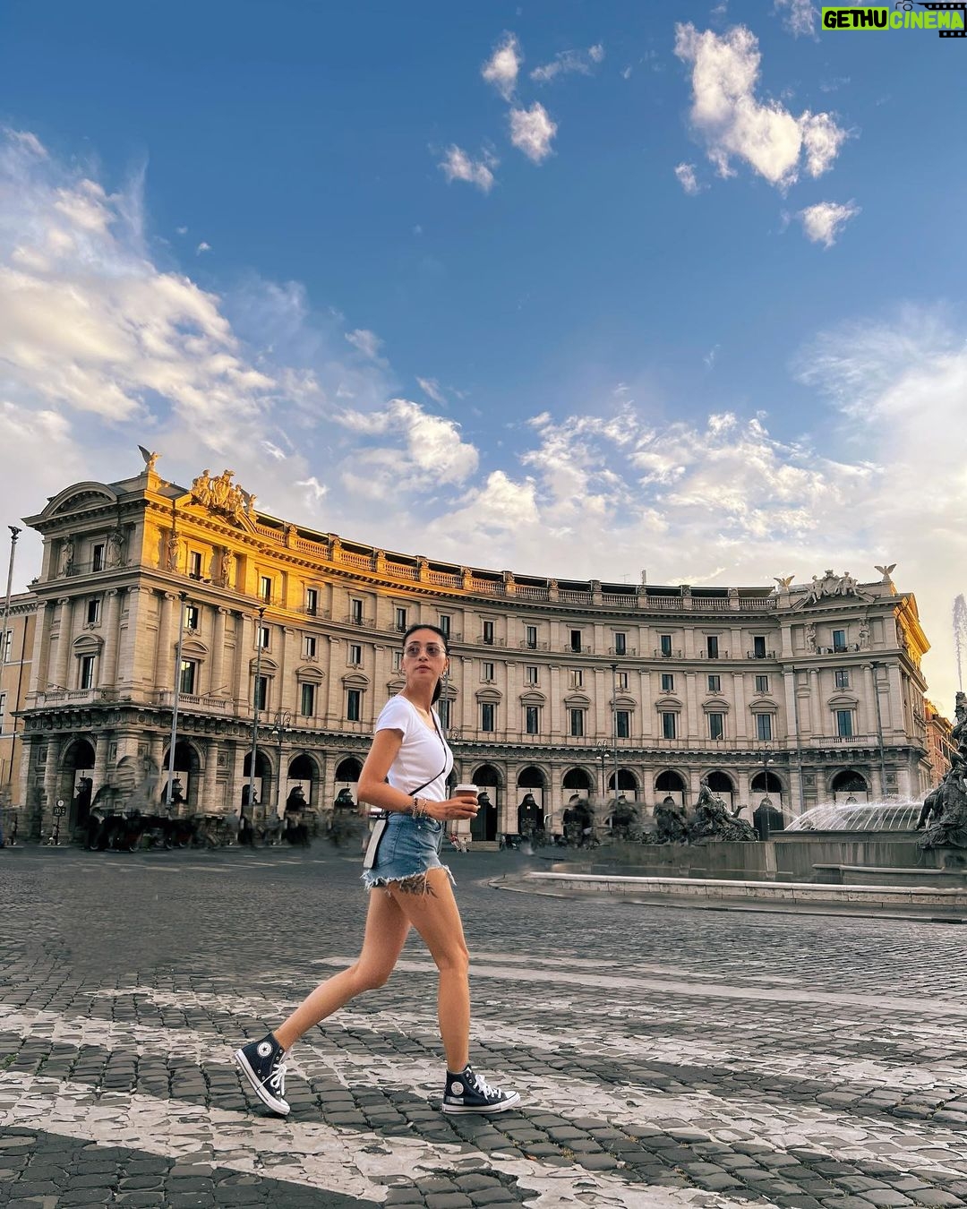 Veronica Ngo Instagram - Casual coffee walk on Sunday 🌟💫 Fontana delle Naiadi