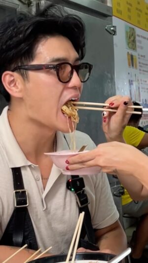 Veronica Ngo Instagram - Food Review Bangkok 
Rung Rueang Pork Noodle 🍜

Cùng Vân và Huy ăn thử món hủ tiếu ￼ Rung Rueang đc nằm trong danh sách MICHELIN.