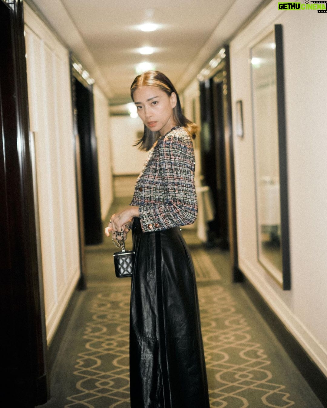 Veronica Ngo Instagram - Thank you Chanel for the lovely treat. Cám ơn Chanel Việt Nam cho sự kiện ý nghĩa này ❤️ #chanelss23 #parisfashionweek 📸 Alex Fox (L’OFFICIEL) The Peninsula Paris - Official