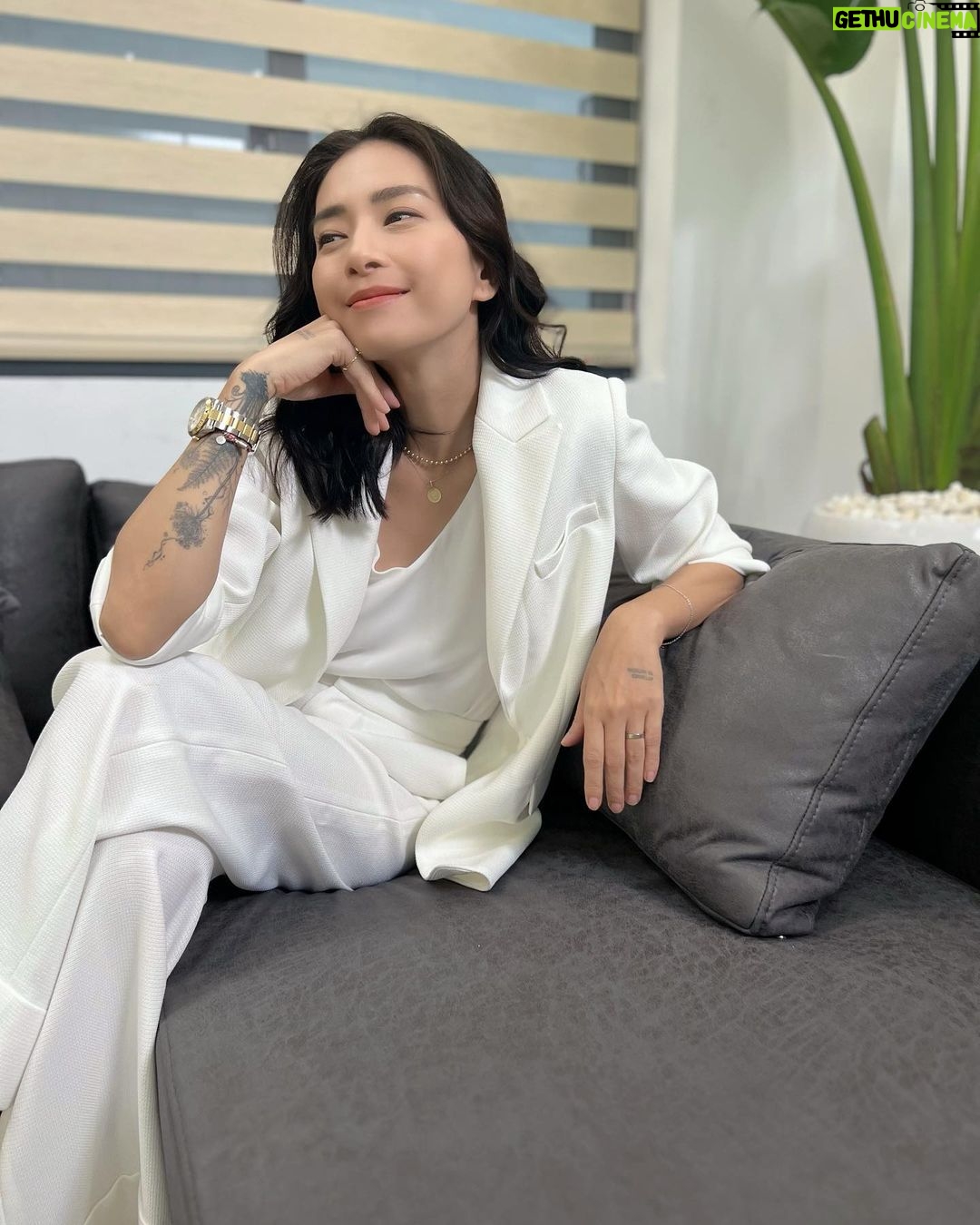 Veronica Ngo Instagram - Trời mưa mà mặc trắng coi kéo mút lên hong 🥰🥰🥰…