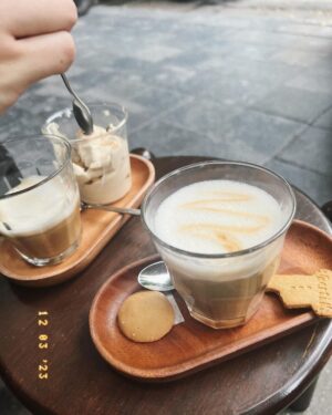 Veronica Ngo Instagram - Mỗi lần quay lại Hanoi là lại thích ra đây ngồi. Vì cái không khí của nhà thờ. Hnay trời mát nữa, nên hai vợ chồng rất thích ❤️❤️❤️
