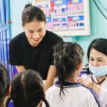 Veronica Ngo Instagram - Đợt về Trà Vinh này thật đặc biệt khi Vân được đồng hành cùng đoàn Nhịp tim Việt Nam xuống khám sàng lọc tim bẩm sinh cho các em nhỏ ở quê nhà của mình vào ngày 7 và 8/9 này. Lần này đoàn đã đến khám cho các em nhỏ ở các trường mầm non và tiểu học ở huyện Tiểu Cần, huyện Cầu Ngang, huyện Châu Thành, và đặc biệt có cả huyện Cầu Kè nơi Vân đã sinh ra và lớn lên. Thương lắm và rất mừng khi thấy trẻ con quê mình được khám tim miễn phí, giúp bảo vệ trái tim của các con. Nhớ lại những ngày tuổi thơ cơ cực thiếu thốn đủ thứ, mình càng cảm thấy hạnh phúc khi giờ đây đã có rất nhiều tấm lòng hảo tâm đang đồng hành để các con được chăm sóc sức khỏe và có được tương lai tốt đẹp hơn. Trong 2 ngày, đoàn khám cho hơn 2300 em bé và kịp thời phát hiện ra 3 ca mắc bệnh tim bẩm sinh, trong đó có 2 ca có chỉ định phẫu thuật và đang được hướng dẫn làm hồ sơ để các con sớm được phẫu thuật. Mong rằng mọi người sẽ cùng tiếp tục ủng hộ Vân và Nhịp tim Việt Nam để sớm tìm lại nhịp tim khỏe mạnh cho các con. Không chỉ ở Trà Vinh, Nhịp tim Việt Nam sẽ tiếp tục rong ruổi khắp các tỉnh thành để tìm kiếm và mang cơ hội chữa lành trái tim đến với những em nhỏ có hoàn cảnh khó khăn trên khắp mọi miền đất nước. Vân xin chân thành cảm ơn Hội Bảo trợ Người khuyết tật và Nạn nhân chất độc da cam/dioxin tỉnh Trà Vinh đã tạo điều kiện cho đoàn khám sàng lọc được về tỉnh nhà để khám tim cho các con. Cảm ơn các y bác sĩ của bệnh viện Tim Tâm Đức và đội ngũ khám sàng lọc tim của VinaCapital Foundation và Nhịp tim Việt Nam đã đồng hành cùng các con ở Trà Vinh trong 2 ngày vừa qua.
