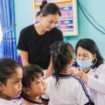 Veronica Ngo Instagram - Đợt về Trà Vinh này thật đặc biệt khi Vân được đồng hành cùng đoàn Nhịp tim Việt Nam xuống khám sàng lọc tim bẩm sinh cho các em nhỏ ở quê nhà của mình vào ngày 7 và 8/9 này. Lần này đoàn đã đến khám cho các em nhỏ ở các trường mầm non và tiểu học ở huyện Tiểu Cần, huyện Cầu Ngang, huyện Châu Thành, và đặc biệt có cả huyện Cầu Kè nơi Vân đã sinh ra và lớn lên. Thương lắm và rất mừng khi thấy trẻ con quê mình được khám tim miễn phí, giúp bảo vệ trái tim của các con. Nhớ lại những ngày tuổi thơ cơ cực thiếu thốn đủ thứ, mình càng cảm thấy hạnh phúc khi giờ đây đã có rất nhiều tấm lòng hảo tâm đang đồng hành để các con được chăm sóc sức khỏe và có được tương lai tốt đẹp hơn. Trong 2 ngày, đoàn khám cho hơn 2300 em bé và kịp thời phát hiện ra 3 ca mắc bệnh tim bẩm sinh, trong đó có 2 ca có chỉ định phẫu thuật và đang được hướng dẫn làm hồ sơ để các con sớm được phẫu thuật. Mong rằng mọi người sẽ cùng tiếp tục ủng hộ Vân và Nhịp tim Việt Nam để sớm tìm lại nhịp tim khỏe mạnh cho các con. Không chỉ ở Trà Vinh, Nhịp tim Việt Nam sẽ tiếp tục rong ruổi khắp các tỉnh thành để tìm kiếm và mang cơ hội chữa lành trái tim đến với những em nhỏ có hoàn cảnh khó khăn trên khắp mọi miền đất nước. Vân xin chân thành cảm ơn Hội Bảo trợ Người khuyết tật và Nạn nhân chất độc da cam/dioxin tỉnh Trà Vinh đã tạo điều kiện cho đoàn khám sàng lọc được về tỉnh nhà để khám tim cho các con. Cảm ơn các y bác sĩ của bệnh viện Tim Tâm Đức và đội ngũ khám sàng lọc tim của VinaCapital Foundation và Nhịp tim Việt Nam đã đồng hành cùng các con ở Trà Vinh trong 2 ngày vừa qua.